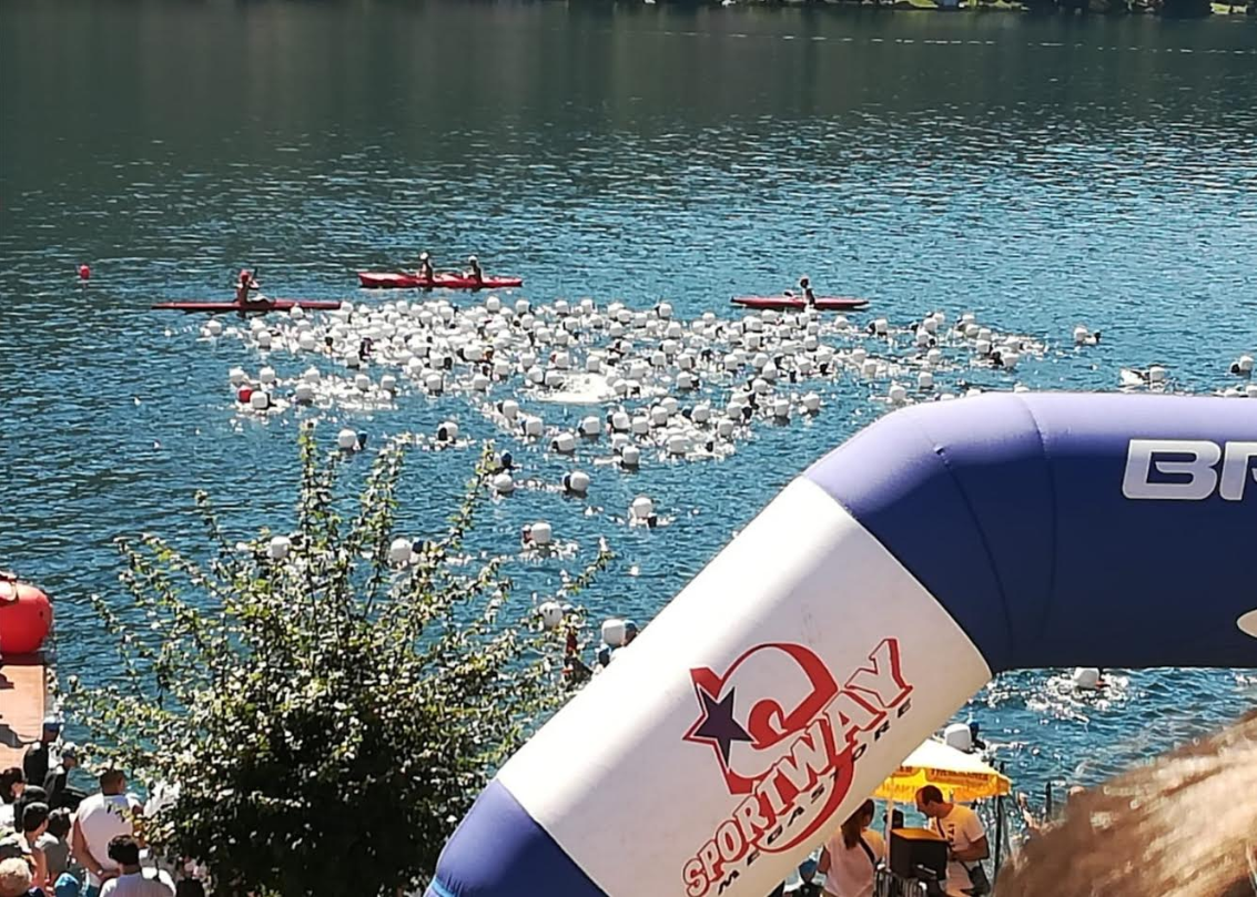 "Fuori dal C(l)oro", traversata del lago di Omega